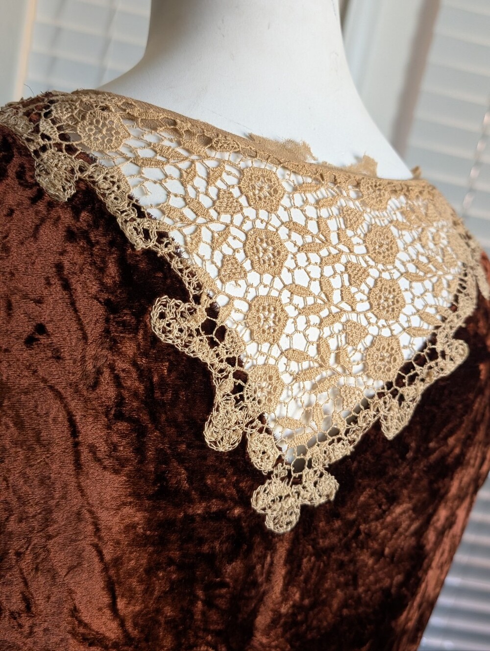 1920s Velvet Dress - Picture 4 of 9